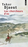 Les chercheurs d'os  - Accompagné d'un de ses parents, un adolescent part à la recherche des restes de son frère aîné, - Tahar Djaout  - Roman - Djaout Tahar - Libristo